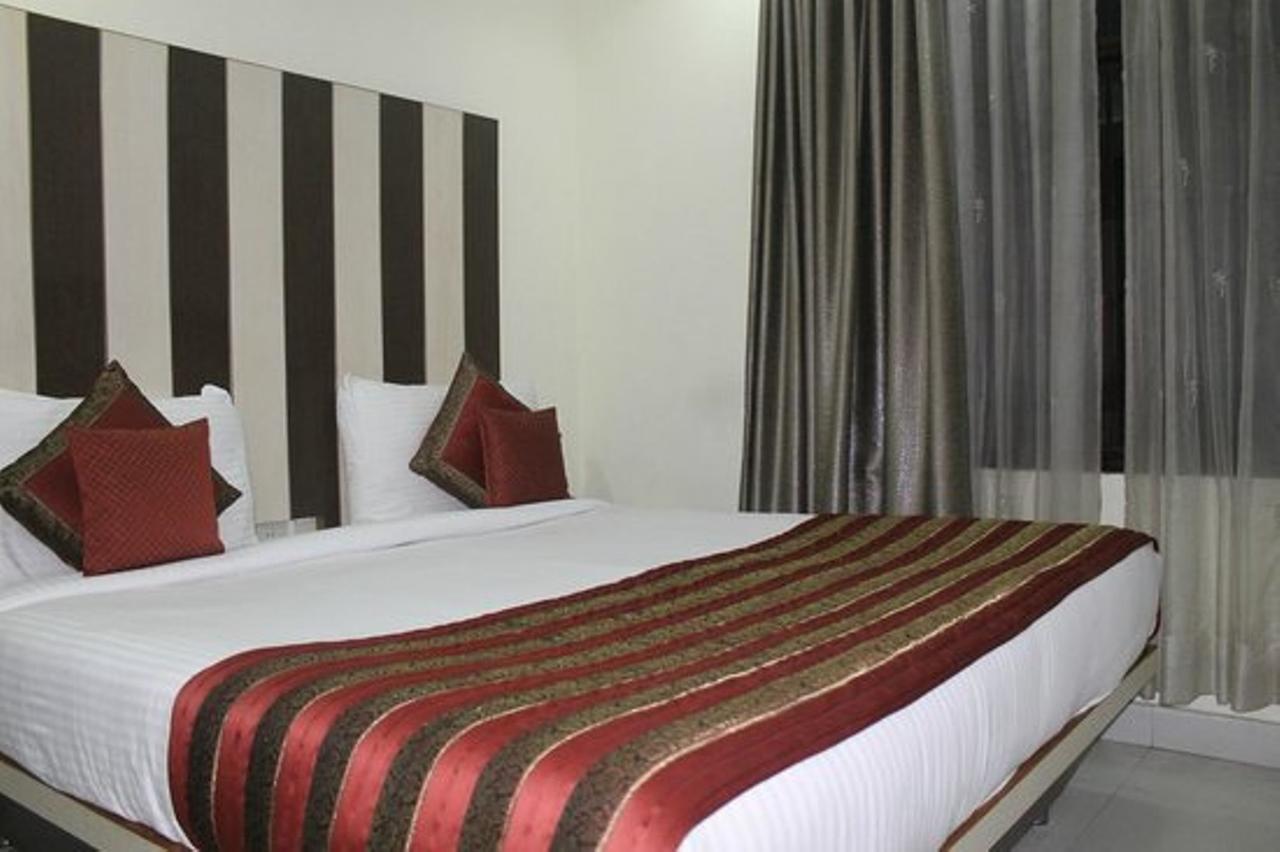 Hotel Balsons Continental Нью-Дели Экстерьер фото