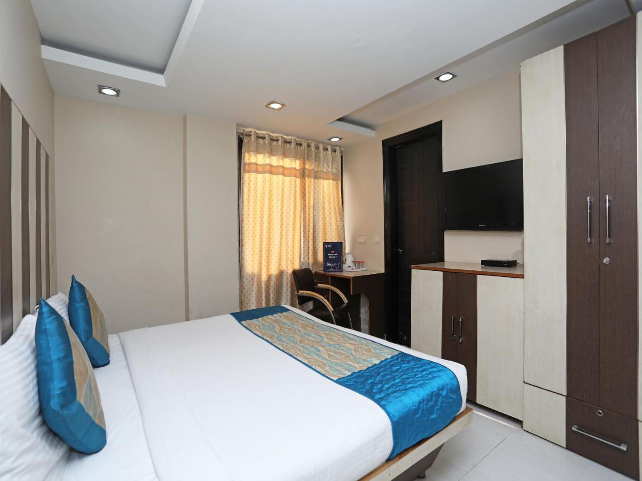 Hotel Balsons Continental Нью-Дели Экстерьер фото