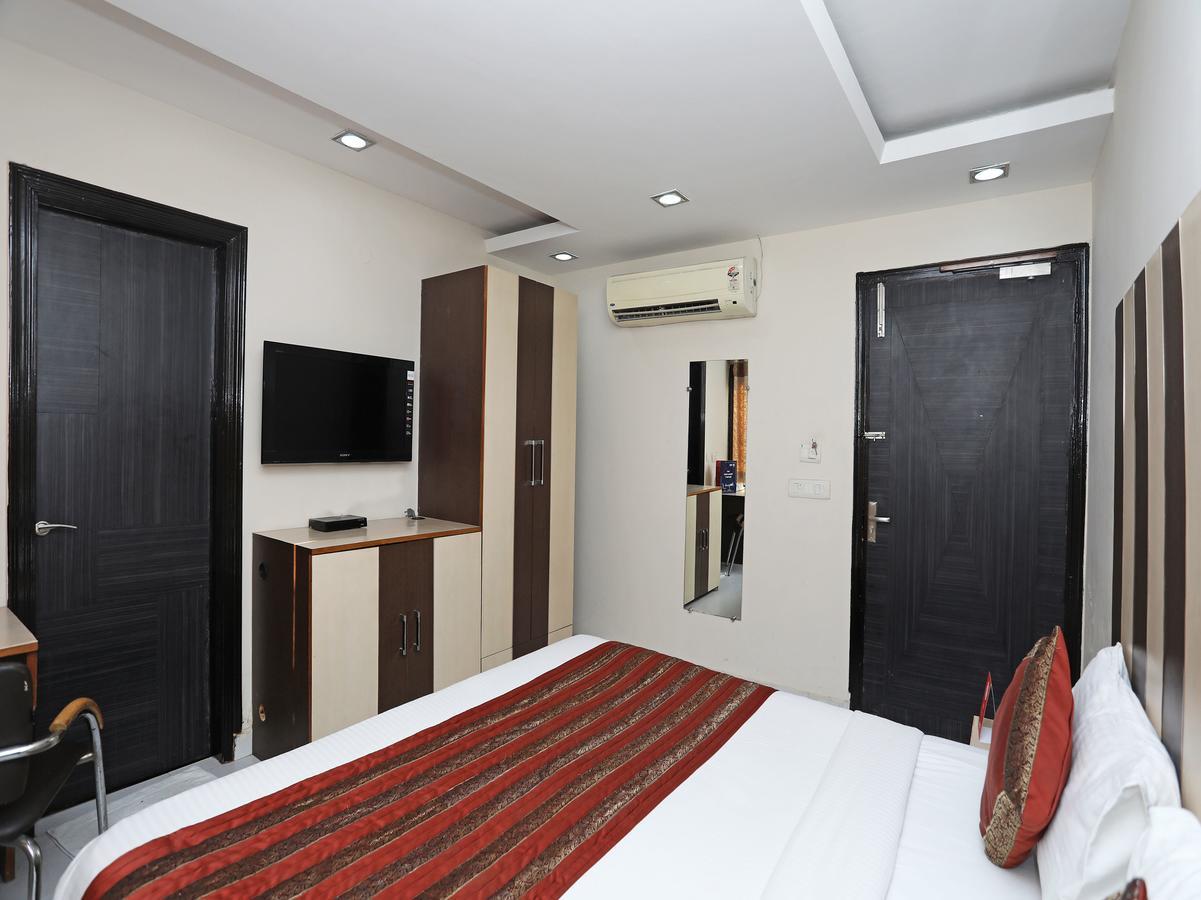 Hotel Balsons Continental Нью-Дели Экстерьер фото