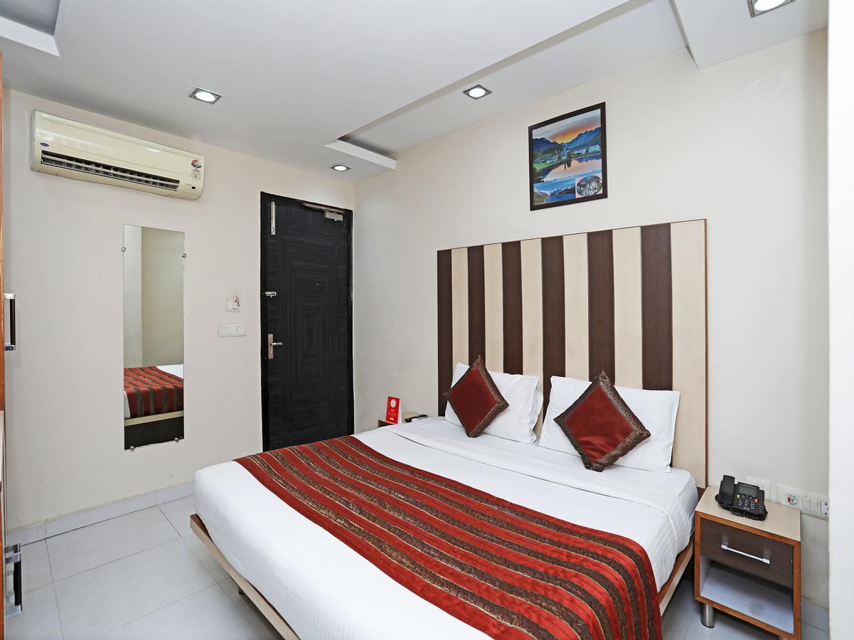 Hotel Balsons Continental Нью-Дели Экстерьер фото