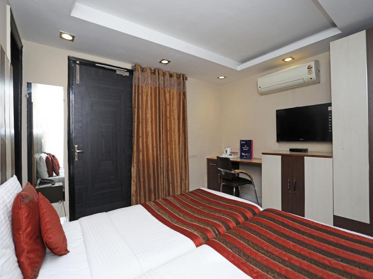 Hotel Balsons Continental Нью-Дели Экстерьер фото