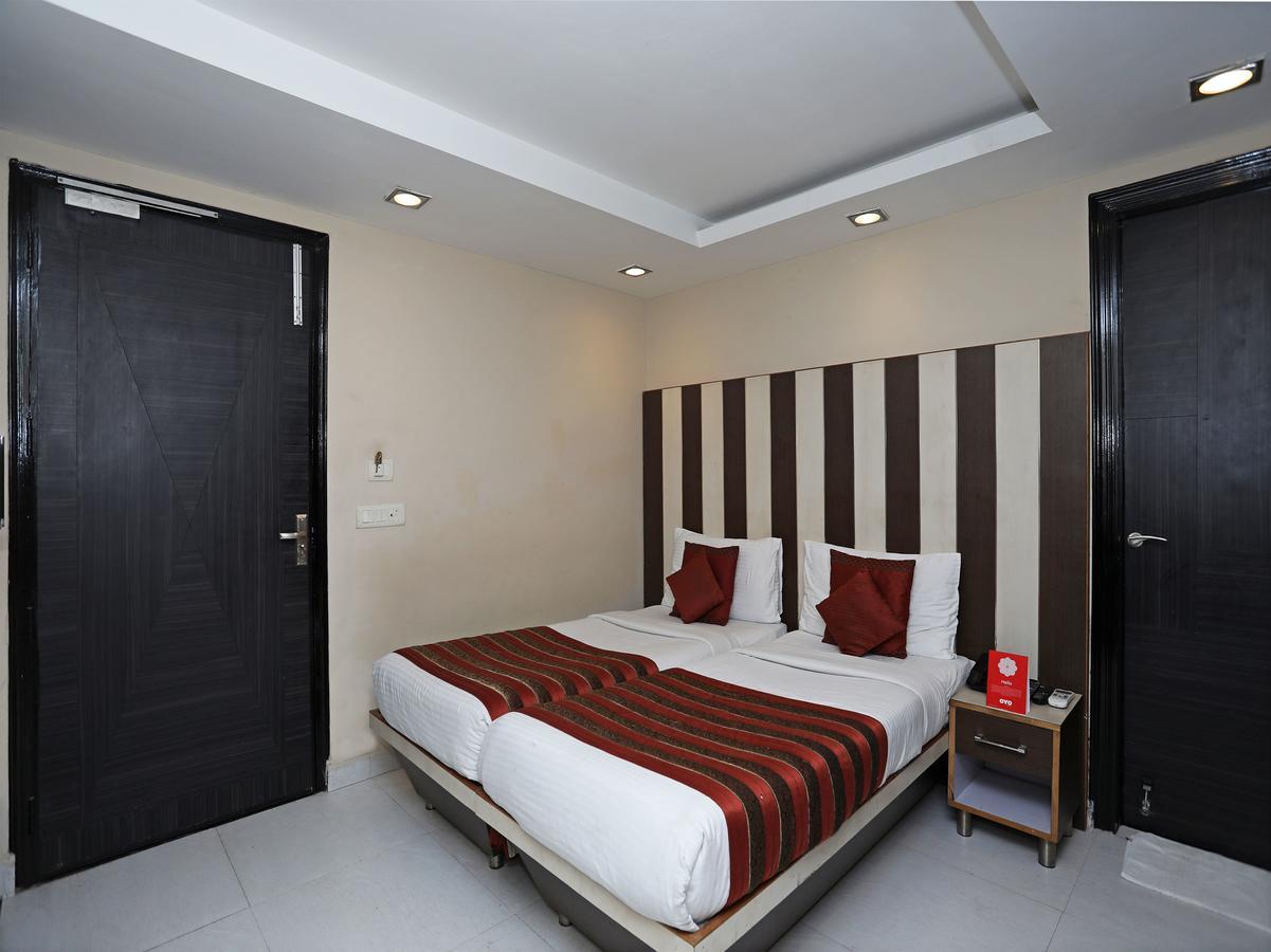 Hotel Balsons Continental Нью-Дели Экстерьер фото