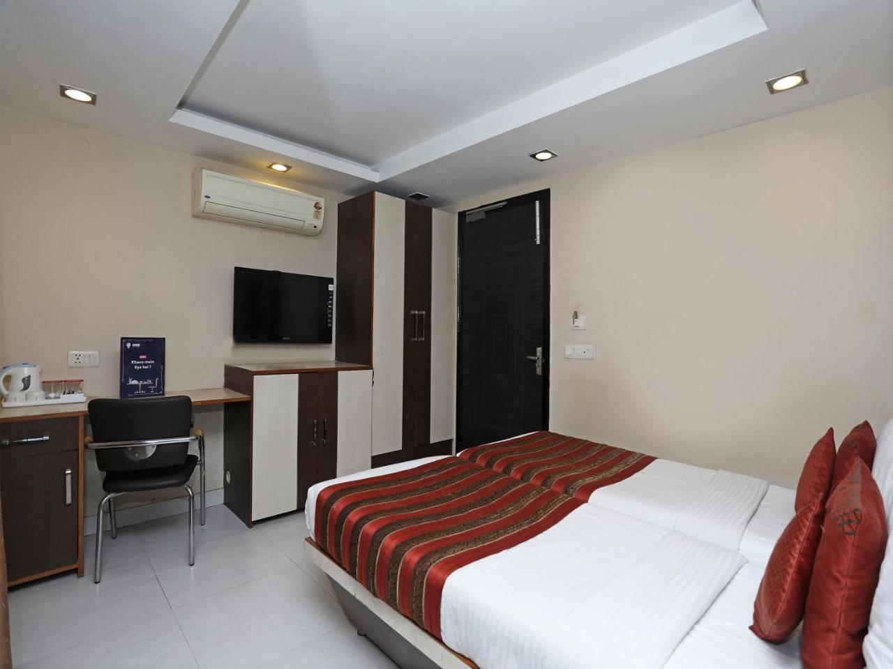 Hotel Balsons Continental Нью-Дели Экстерьер фото