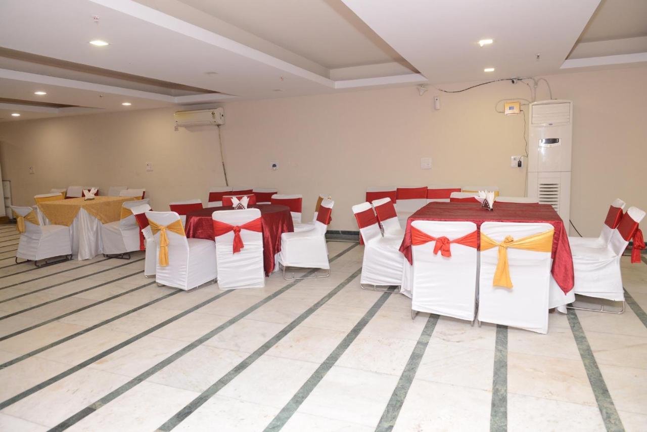Hotel Balsons Continental Нью-Дели Экстерьер фото