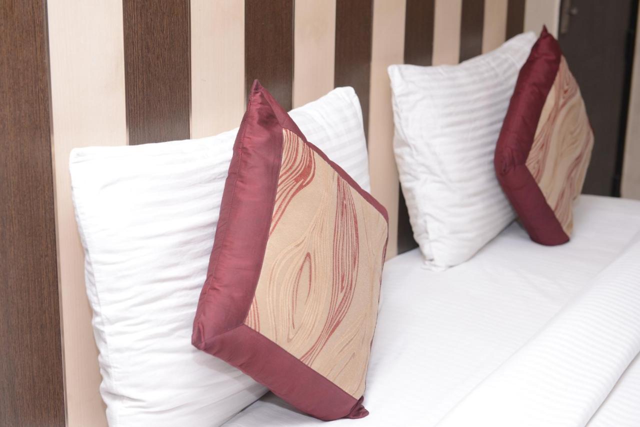 Hotel Balsons Continental Нью-Дели Экстерьер фото