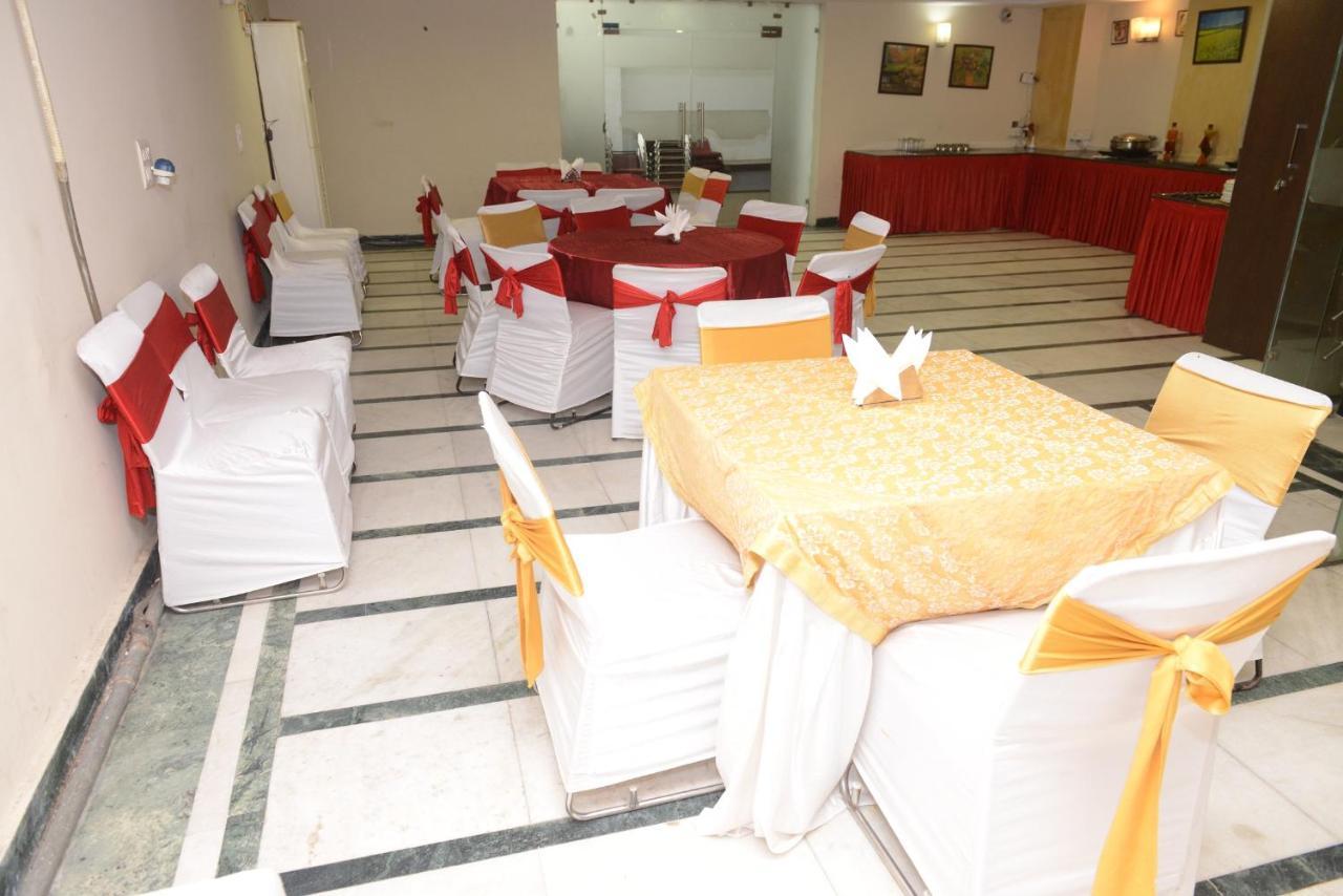 Hotel Balsons Continental Нью-Дели Экстерьер фото