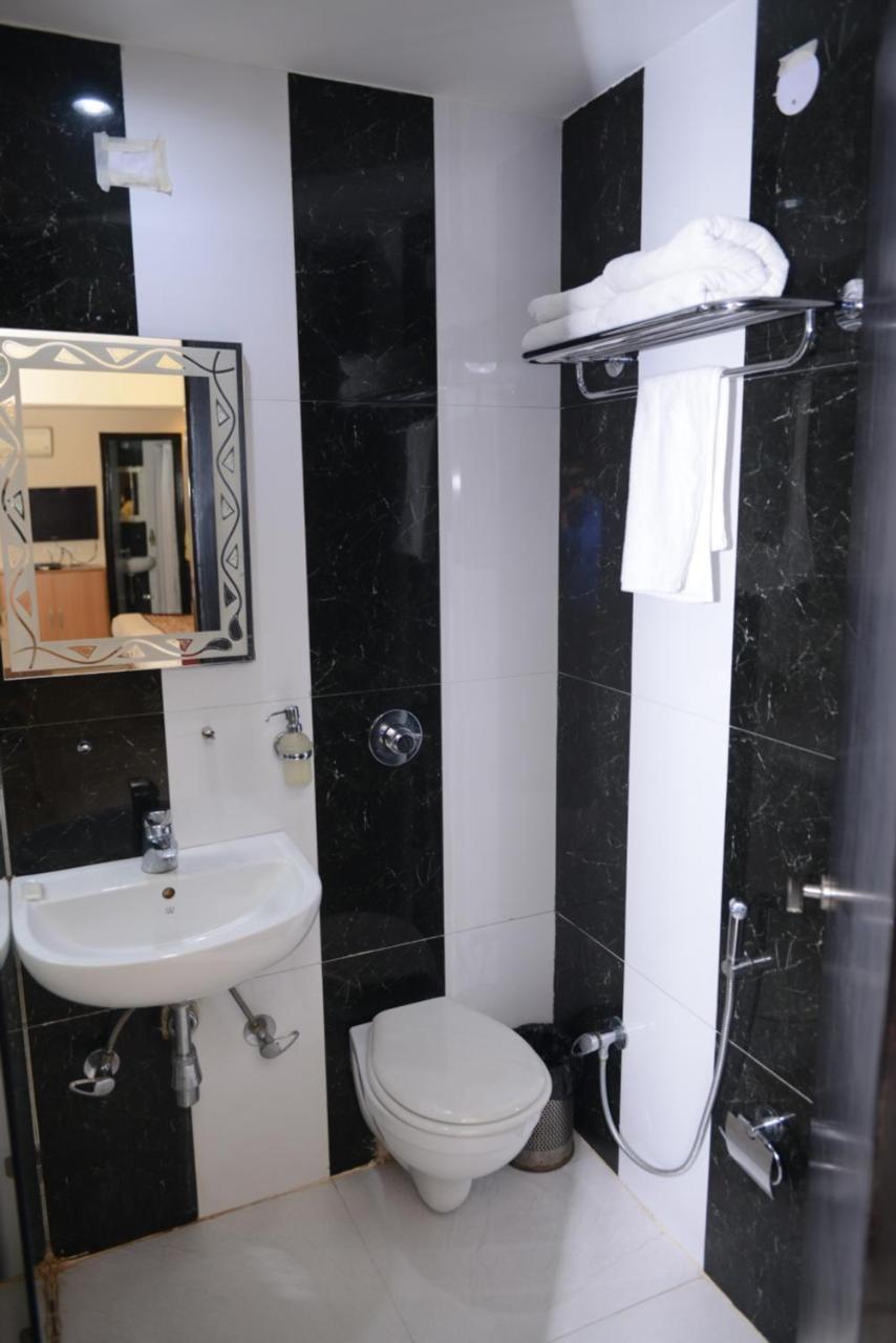 Hotel Balsons Continental Нью-Дели Экстерьер фото